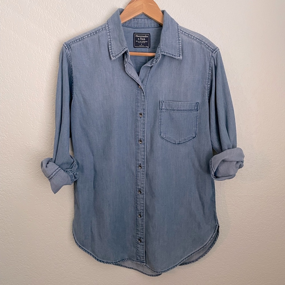 NWT Soft Abercrombie Chambray Blue Button Down Shirt